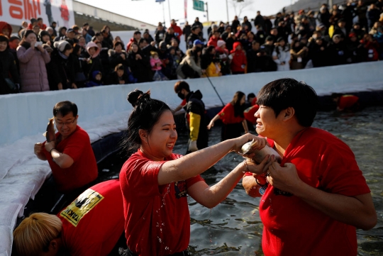 Serunya Memancing Ikan di Sungai Beku Korea Selatan