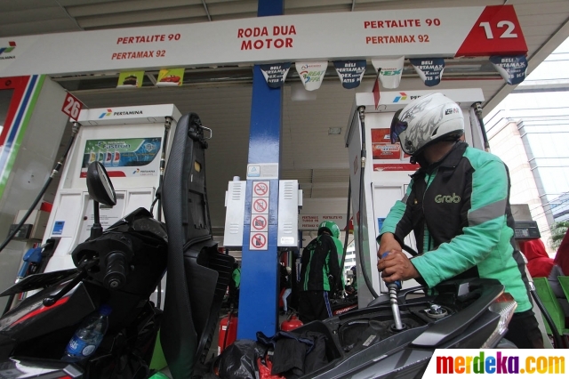 Foto : Hari Ini, Harga Pertamax Cs Turun| merdeka.com