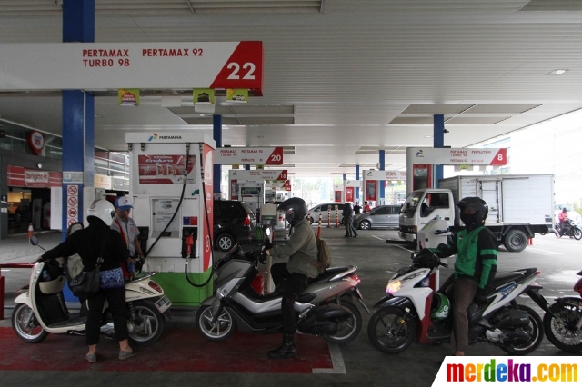 Foto : Hari Ini, Harga Pertamax Cs Turun| merdeka.com