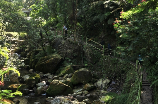 Menikmati Liburan Akhir Pekan di Curug Kaki Gunung Salak