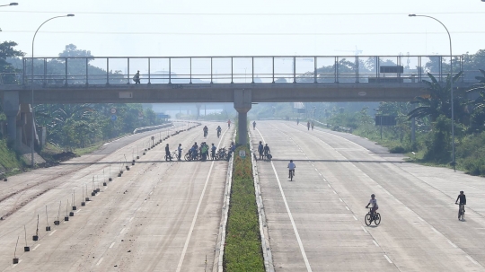 Hampir Rampung, Proyek Tol Cijago Dijadikan Tempat Berolahraga