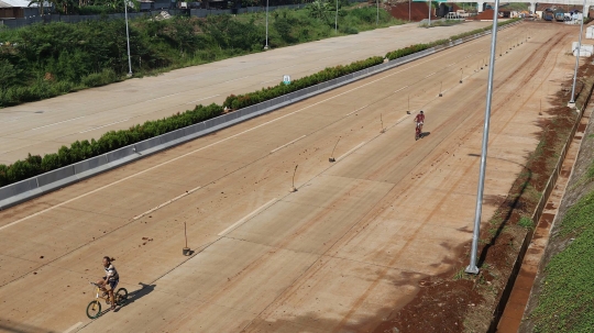 Hampir Rampung, Proyek Tol Cijago Dijadikan Tempat Berolahraga