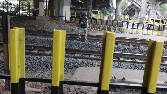 Malas Gunakan JPO, Pejalan Kaki Nekat Panjat Pagar Pembatas Perlintasan Kereta