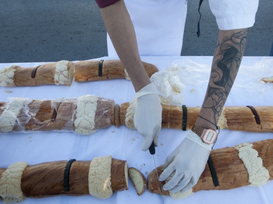 Kue Ini Pecahkan Rekor Jadi yang Terpanjang di Dunia