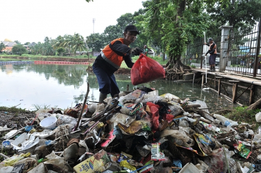 Petugas Lingkungan Hidup DKI Bersihkan Sampah Waduk Ciracas