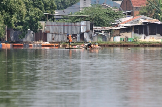 Petugas Lingkungan Hidup DKI Bersihkan Sampah Waduk Ciracas