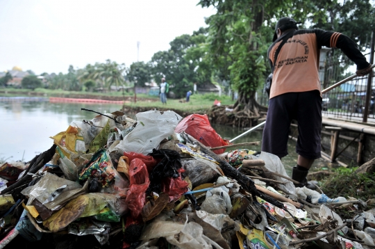 Petugas Lingkungan Hidup DKI Bersihkan Sampah Waduk Ciracas