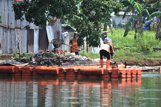 Petugas Lingkungan Hidup DKI Bersihkan Sampah Waduk Ciracas