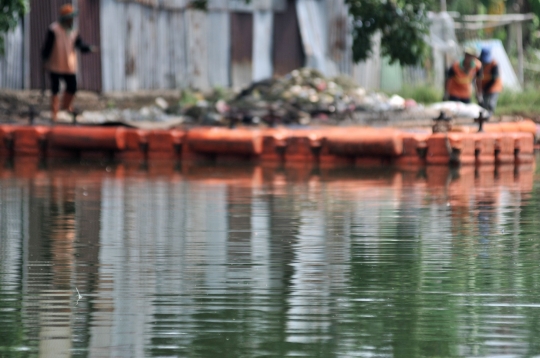 Petugas Lingkungan Hidup DKI Bersihkan Sampah Waduk Ciracas