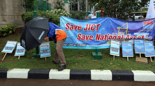 Aksi Serikat Pekerja JICT Geruduk Gedung DPR