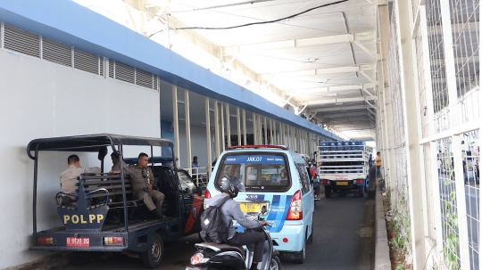 Ada Satpol PP, Kolong Skybridge Tanah Abang Bebas PKL