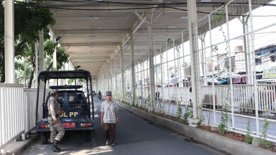 Ada Satpol PP, Kolong Skybridge Tanah Abang Bebas PKL