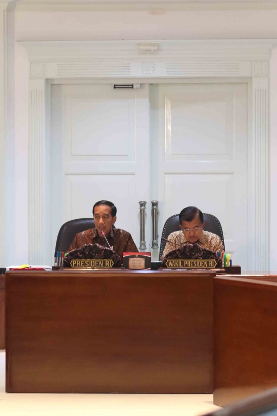 Jokowi Pimpin Rapat Terbatas Terkait Transportasi Jabodetabek