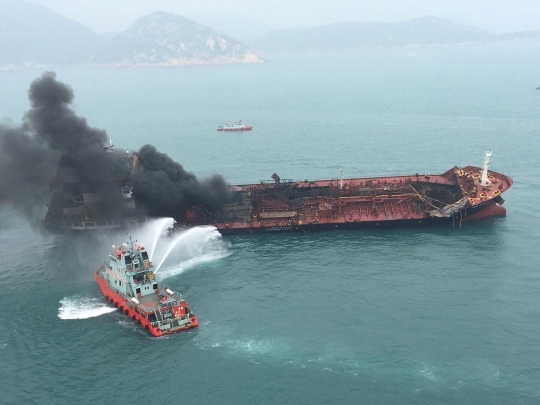 Kapal Tanker Terbakar di Perairan Hong Kong, Satu Tewas