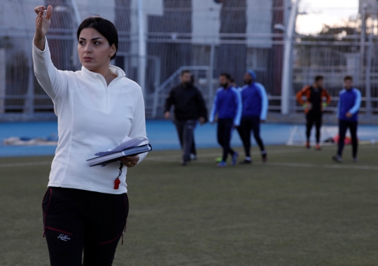 Pesona Maha Jannoud, Pelatih Sepak Bola Cantik dari Suriah