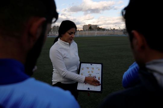 Pesona Maha Jannoud, Pelatih Sepak Bola Cantik dari Suriah