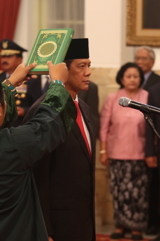 Jokowi Lantik Letnan Jenderal Doni Monardo Jadi Kepala BNPB