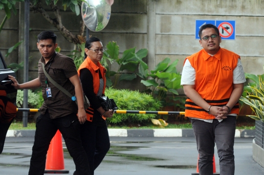 Ekspresi Yuliana Dibyo dan Arif Fitrawan saat diperiksa KPK