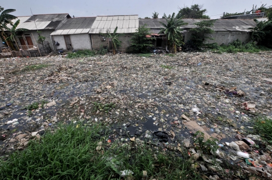 Penampakan Kali Tarumajaya yang Dipenuhi Sampah