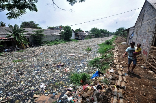 Penampakan Kali Tarumajaya yang Dipenuhi Sampah