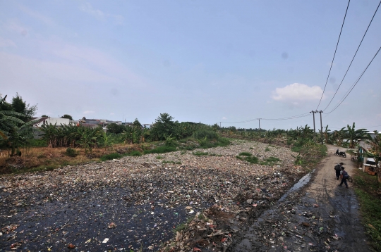 Penampakan Kali Tarumajaya yang Dipenuhi Sampah