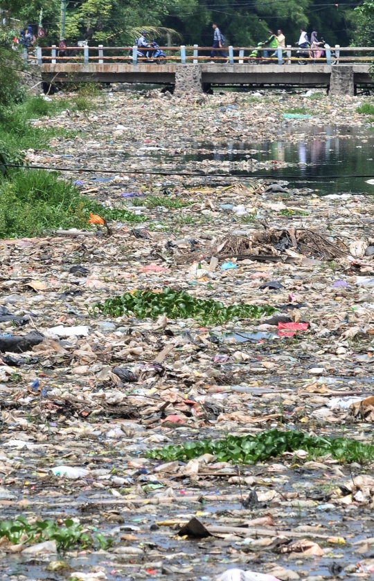 Penampakan Kali Tarumajaya yang Dipenuhi Sampah