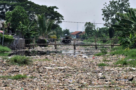 Penampakan Kali Tarumajaya yang Dipenuhi Sampah