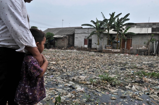 Potret Warga Tarumajaya Terkepung Kali Sampah