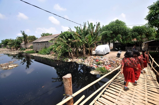 Potret Warga Tarumajaya Terkepung Kali Sampah