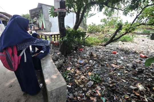 Potret Warga Tarumajaya Terkepung Kali Sampah