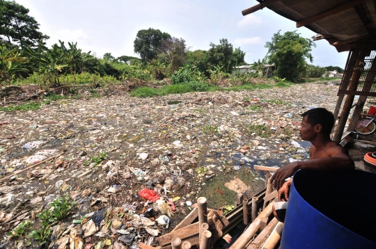 Potret Warga Tarumajaya Terkepung Kali Sampah