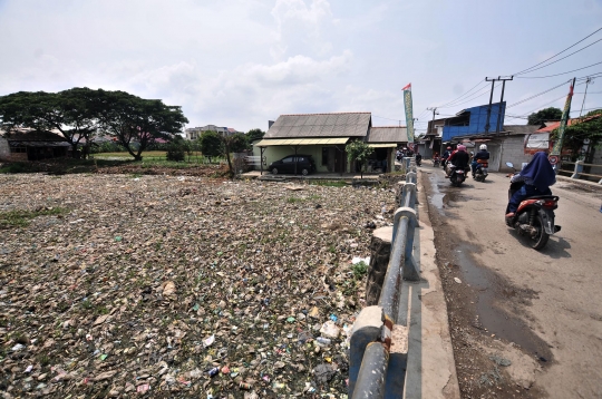 Potret Warga Tarumajaya Terkepung Kali Sampah