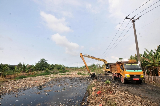 'Lautan' Sampah di Kali Pisang Batu Mulai Dibersihkan