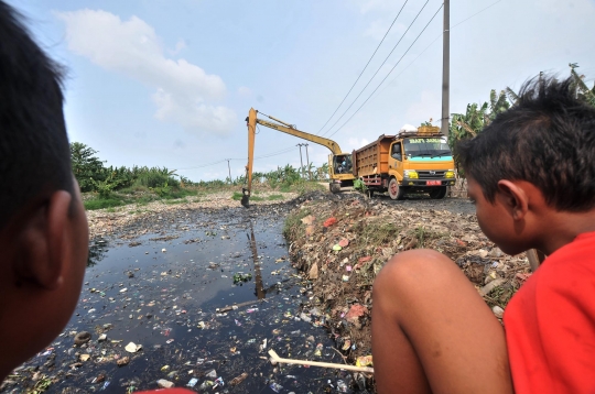 'Lautan' Sampah di Kali Pisang Batu Mulai Dibersihkan