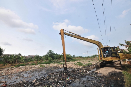 'Lautan' Sampah di Kali Pisang Batu Mulai Dibersihkan