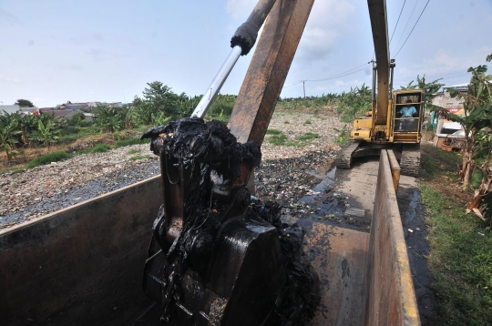 'Lautan' Sampah di Kali Pisang Batu Mulai Dibersihkan