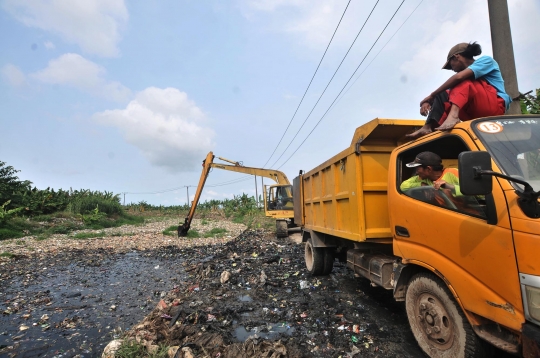 'Lautan' Sampah di Kali Pisang Batu Mulai Dibersihkan