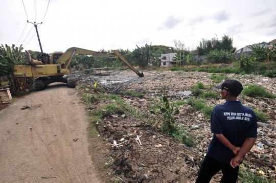 'Lautan' Sampah di Kali Pisang Batu Mulai Dibersihkan