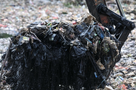 'Lautan' Sampah di Kali Pisang Batu Mulai Dibersihkan