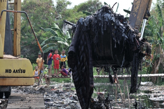 'Lautan' Sampah di Kali Pisang Batu Mulai Dibersihkan