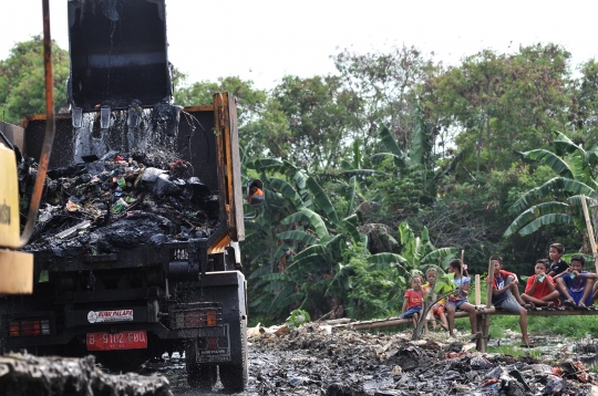 'Lautan' Sampah di Kali Pisang Batu Mulai Dibersihkan