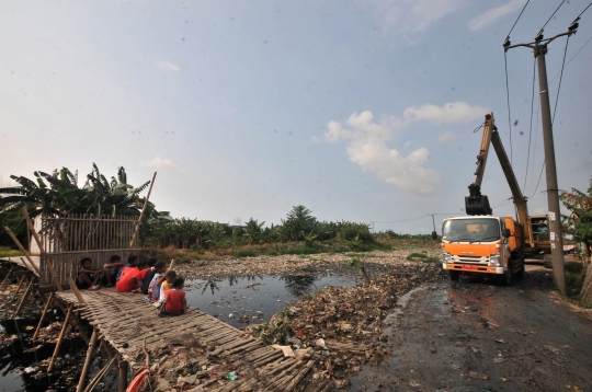 'Lautan' Sampah di Kali Pisang Batu Mulai Dibersihkan