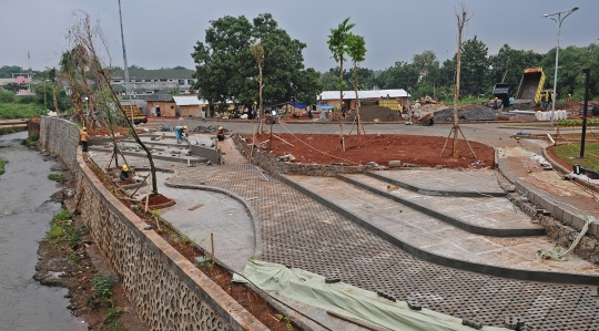 Meninjau Progres Pembangunan Alun-alun Kota Depok Tahap Pertama