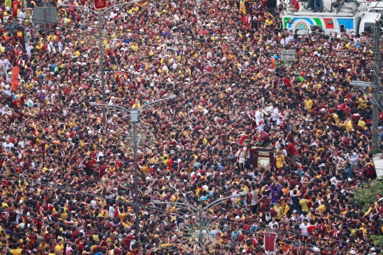 Ratusan Ribu Umat Katolik Filipina Arak Patung Yesus