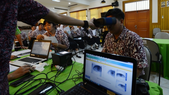 Antusias Siswa SMK Hingga MA Rekam Data untuk Bikin e-KTP