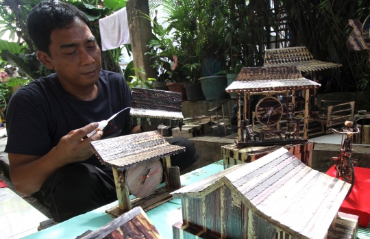 Pria di Pamulang Sulap Pelepah Pisang Jadi Kerajinan Tangan