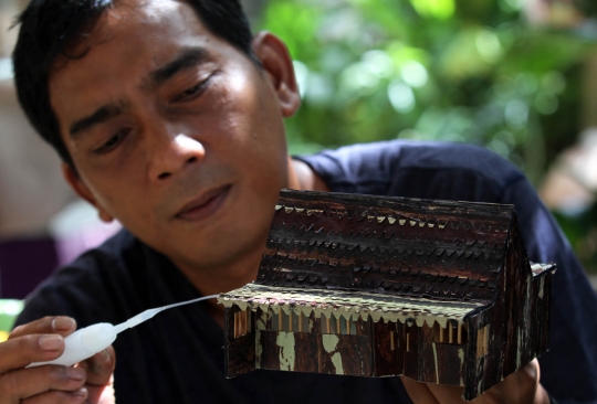 Pria di Pamulang Sulap Pelepah Pisang Jadi Kerajinan Tangan