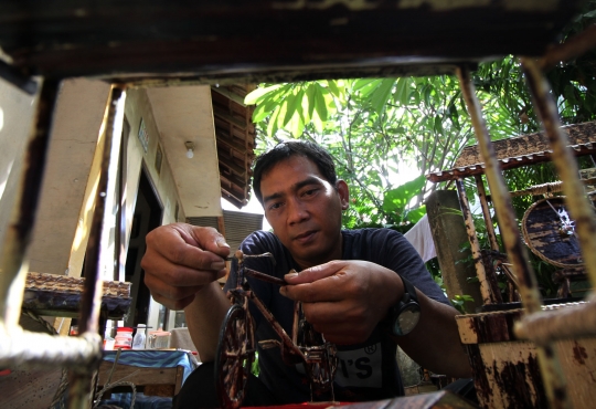 Pria di Pamulang Sulap Pelepah Pisang Jadi Kerajinan Tangan
