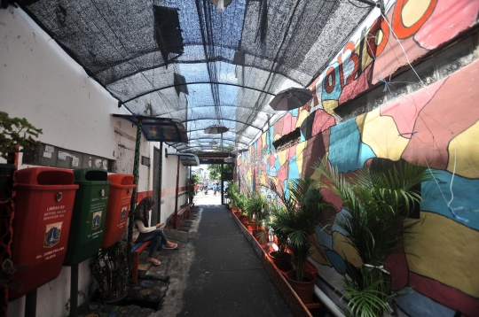 Warna-Warni Mural di Jembatan Lima