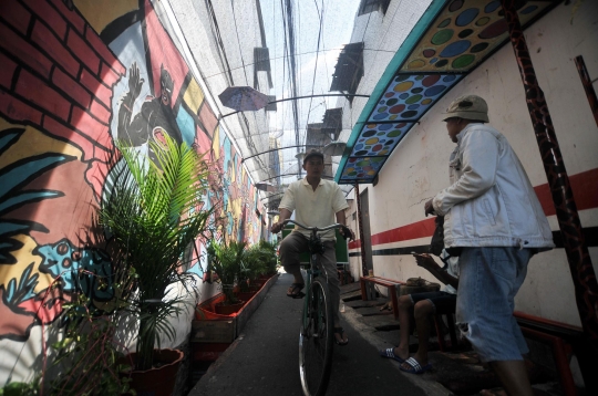 Warna-Warni Mural di Jembatan Lima